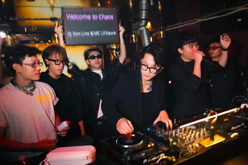 Màn LED “Welcome to Chaos” phía sau DJ booth tại CHAOS Biên Hòa
